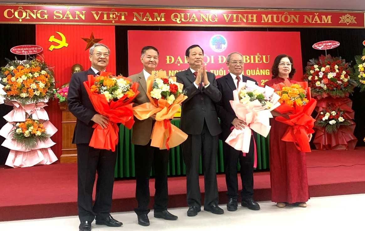 Tặng quà tri ân những cán bộ không tham gia Ban Chấp hành mới