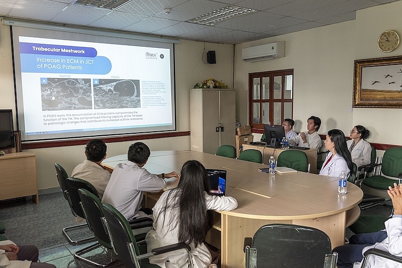 Buổi đào tạo kỹ thuật iTrack Advance của PGS.BS. Van Nguyen, Giám đốc đơn vị tư vấn nhãn khoa nội trú của Đại học Nam California (Hoa Kỳ)