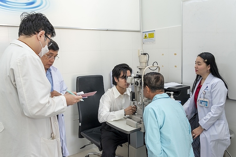 PGS.BS. Van Nguyen cùng bác sĩ Khoa Glaucoma hội chẩn ca bệnh