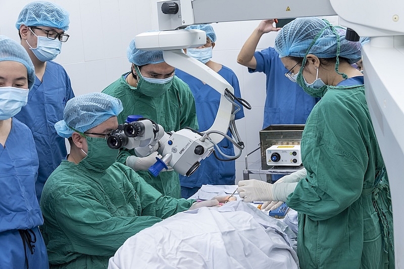 Bác sĩ Khoa Glaucoma trực tiếp thực hiện kỹ thuật iTrack Advance dưới sự hướng dẫn của PGS.BS. Van Nguyen