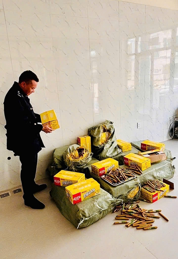 Bắt giữ 220kg xúc xích, lạp xưởng của Chi cục Hải quan khu vực VII.