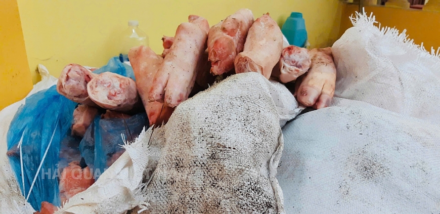Bắt giữ 1.000 kg chân lợn đông lạnh không rõ nguồn gốc tại Chi cục Hải quan Khu vực VI.