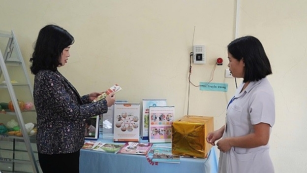 Uỷ viên Trung ương Đảng, Bộ trưởng Bộ Y tế Đào Hồng Lan kiểm tra công tác truyền thông giáo dục sức khoẻ tại Trạm Y tế xã Sam Mứn – tỉnh Điện Biên.