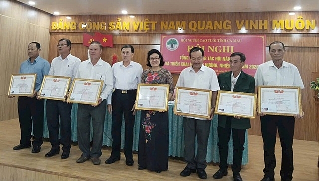 Ông Phạm Anh Tuấn, Chủ tịch Hội Người cao tuổi tỉnh Cà Mau, trao Bằng khen của Trung ương Hội Người cao tuổi Việt Nam cho các tập thể và cá nhân.