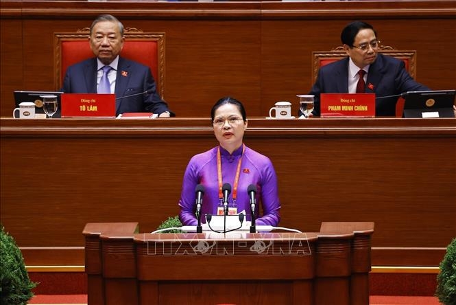 Đồng chí Hà Thị Nga, Ủy viên Trung ương Đảng, Phó Bí thư Thường trực Đảng ủy Mặt trận Tổ quốc, các đoàn thể Trung ương, Phó Chủ tịch, Tổng Thư ký Ủy ban Trung ương Mặt trận Tổ quốc Việt Nam, tham luận về vấn đề “Phát huy sức mạnh đoàn kết toàn dân tộc - nền tảng và động lực quan trọng thực hiện thắng lợi các mục tiêu phát triển đất nước trong kỷ nguyên mới”