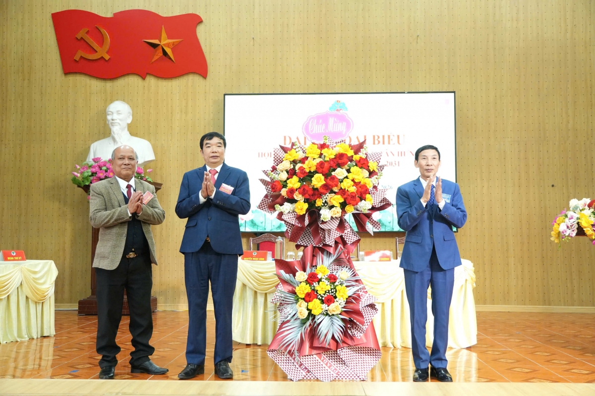 Lãnh đạo Hội NCT TP Hải Phòng tặng hoa chúc mừng Đại hội