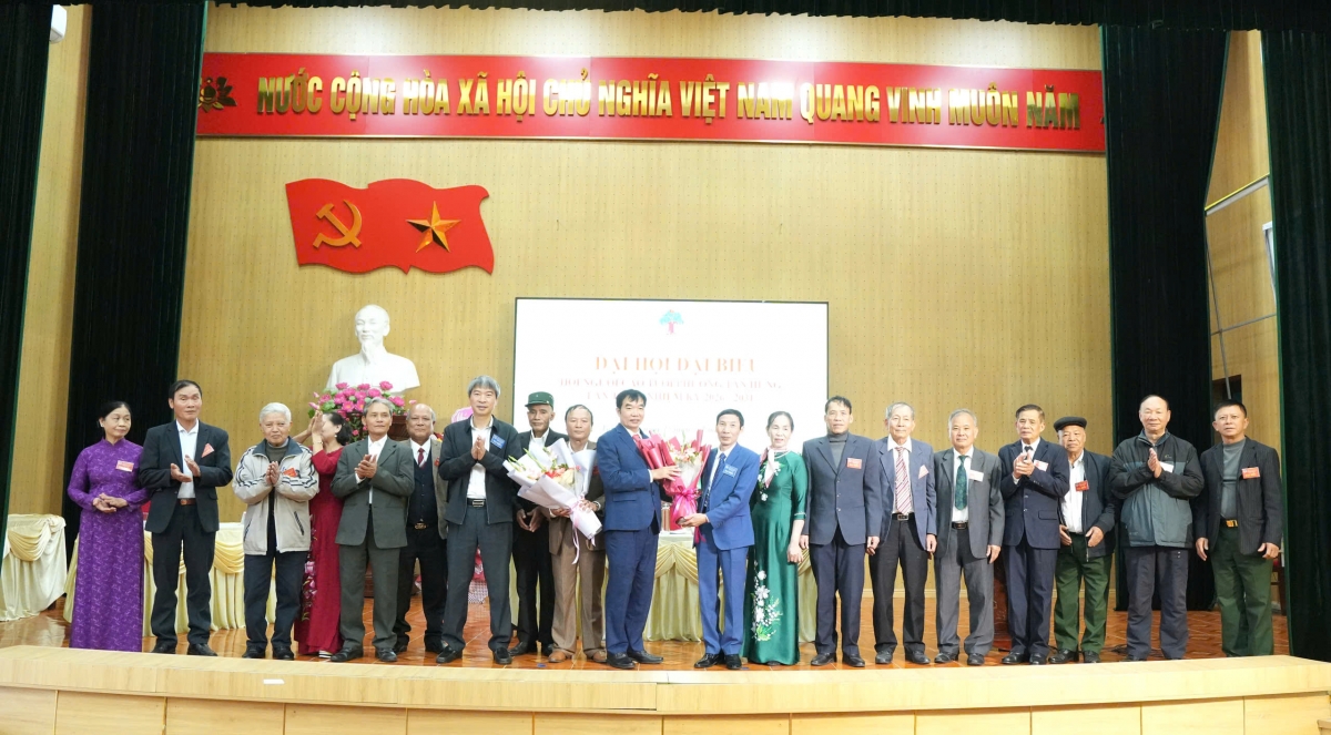 Lãnh đạo Hội NCT TP Hải Phòng và phường Tân Hưng tặng hoa chúc mừng Ban Chấp hành Hội NCT