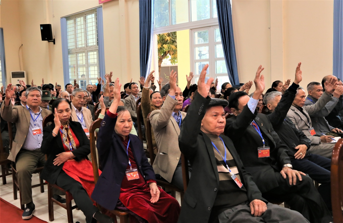 Đại biểu biểu quyết bầu Ban Chấp hành Hội 