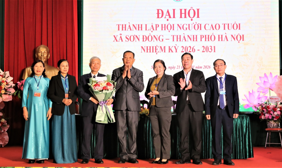 Hội NCT các xã bạn tặng hoa chúc mừng Đại hội