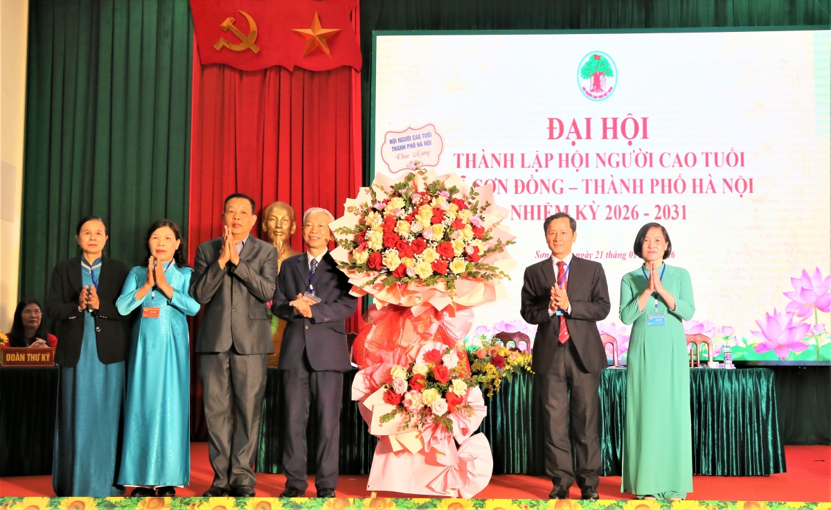 Hội NCT TP Hà Nội tặng hoa chúc mừng Đại hội Hội NCT xã Sơn Đồng