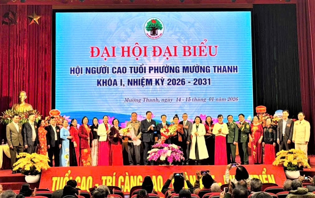 Lãnh đạo Hội NCT tỉnh Điện Biên và phường Mường Thanh tặng hoa chúc mừng Ban Chấp hành Hội NCT phường