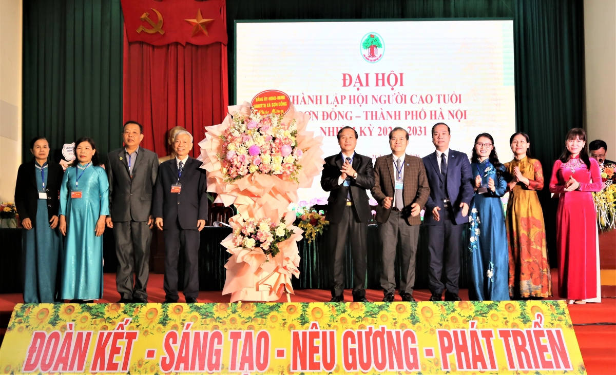 Lãnh đạo xã Sơn Đồng tặng hoa chúc mừng Đại hội