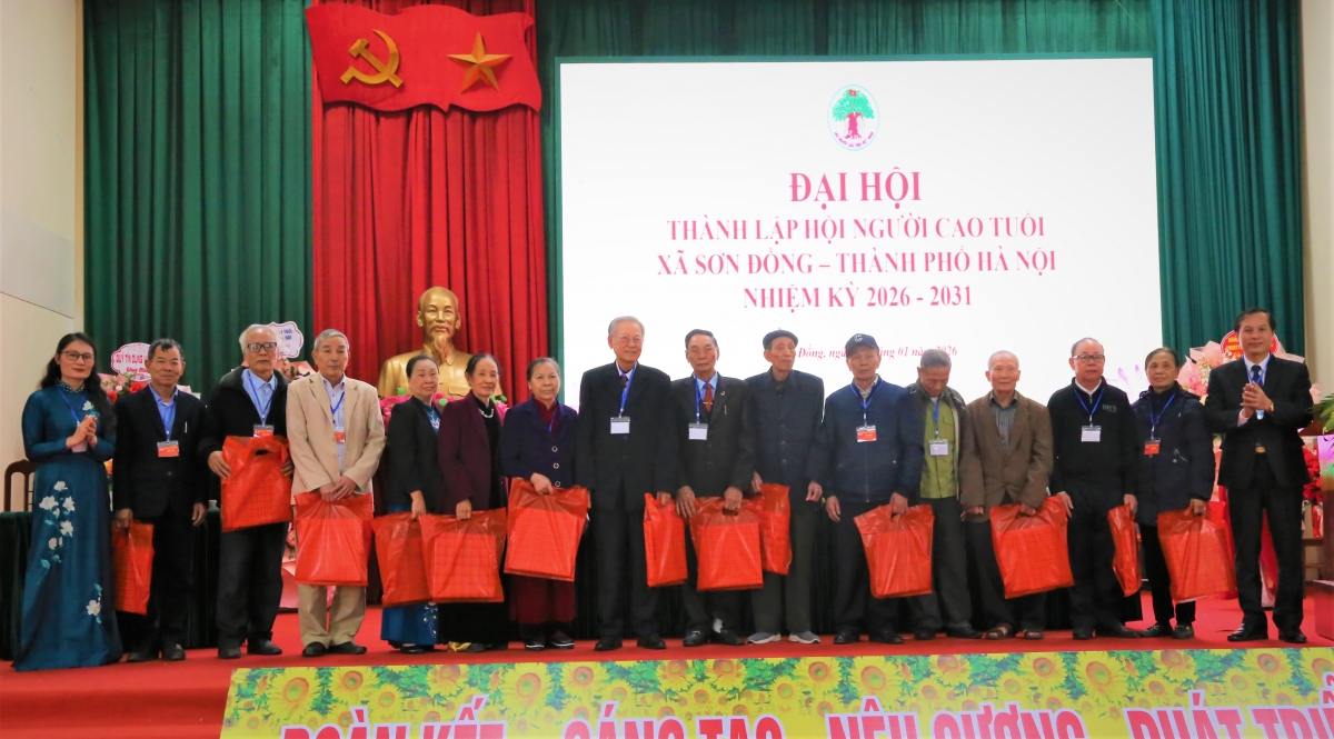 1 Tặng quà tri ân những cán bộ không tham gia Ban Chấp hành khóa mới