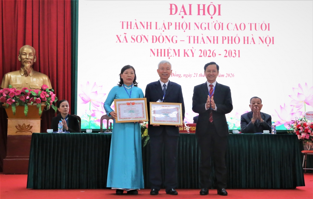 Trao Giấy khen của Hội NCT TP Hà Nội cho tập thể, cá nhân xuất sắc