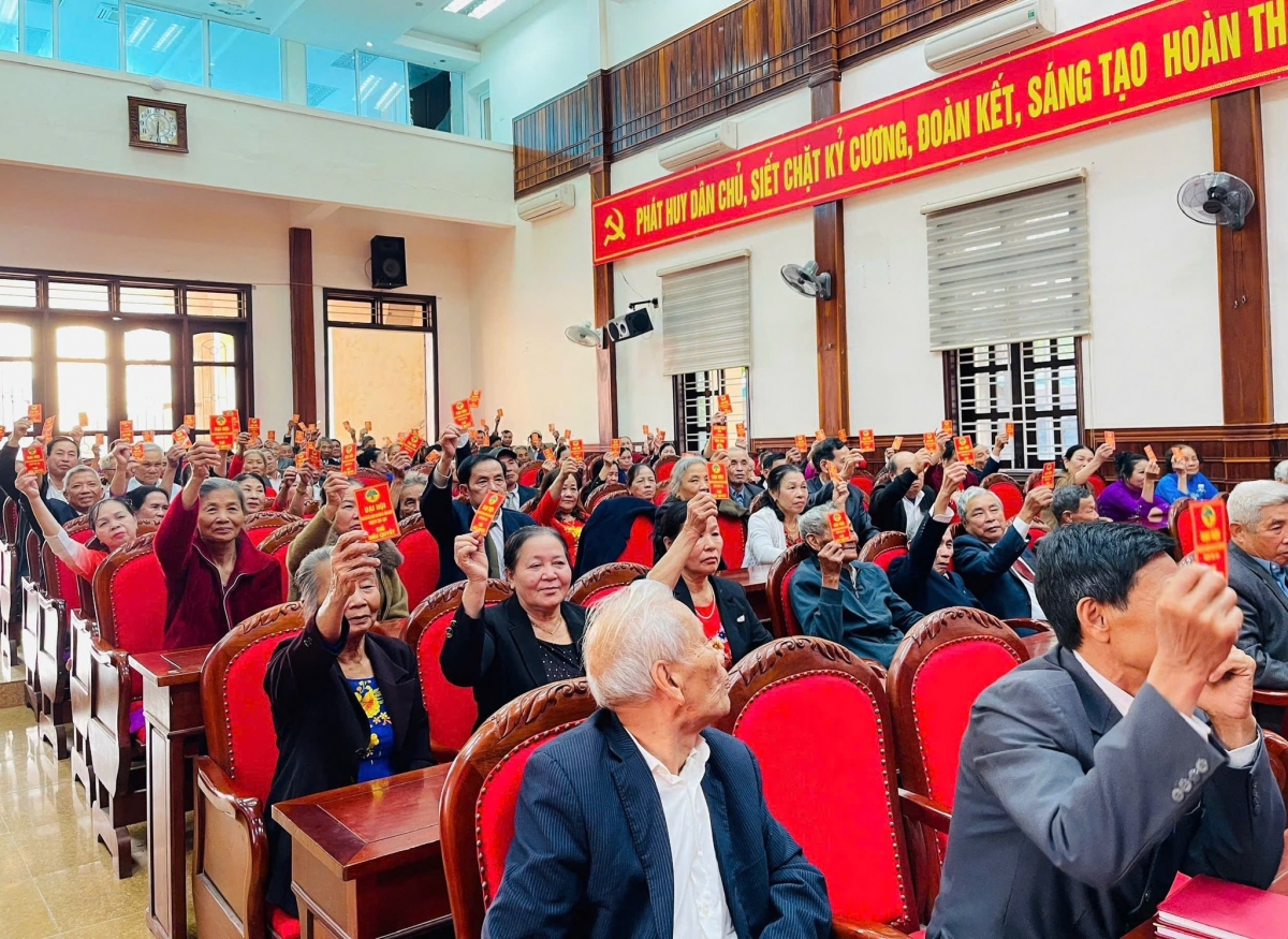 Đại biểu biểu quyết bầu Ban Chấp hành Hội NCT