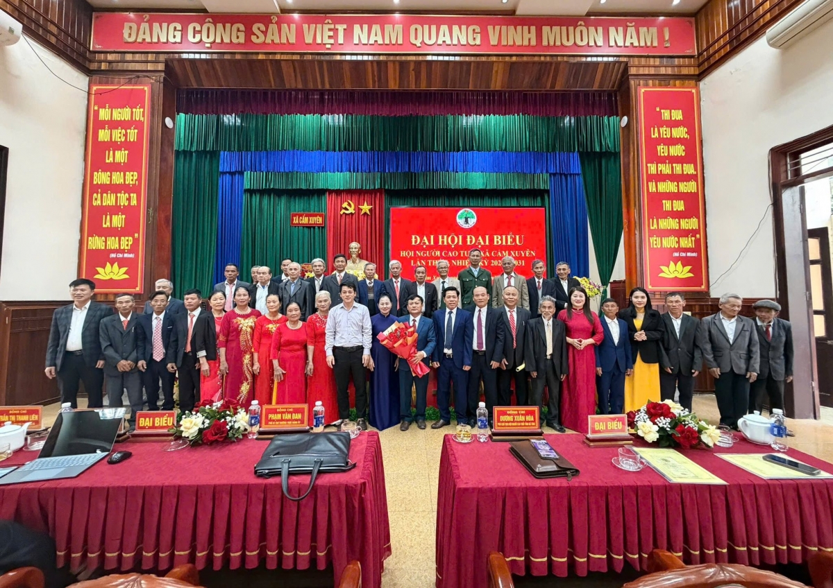 Lãnh đạo Hội NCT tỉnh Hà Tĩnh và xã Cẩm Xuyên tặng hoa chúc mừng Ban Chấp hành Hội NCT