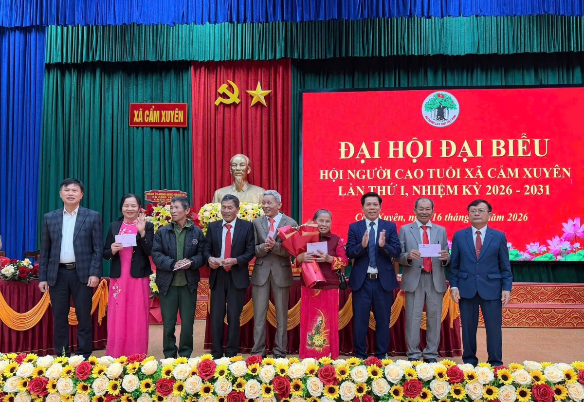 Tặng quà tri ân những cán bộ không tham gia Ban Chấp hành khóa mới