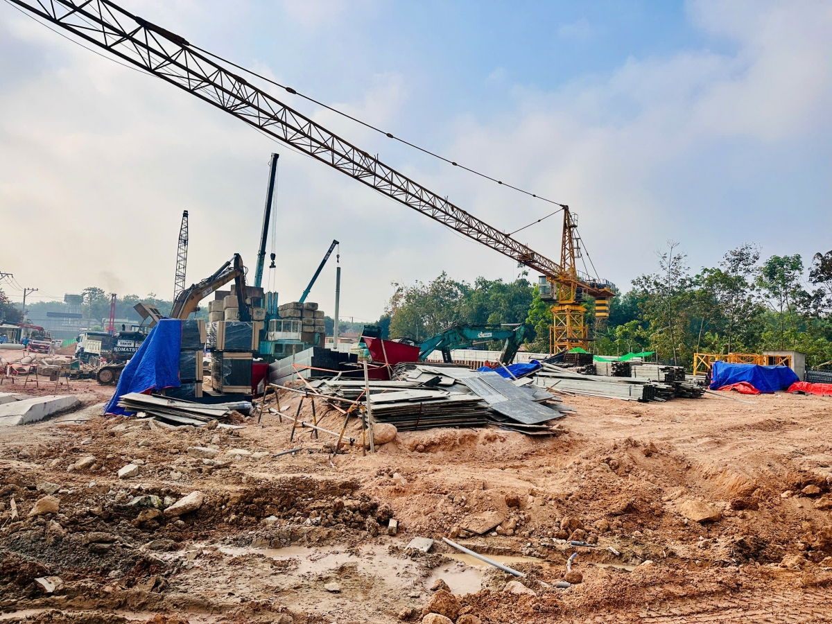 Phần móng dự án Saint Mary Light mới trong giai đoạn thi công ban đầu, hạ tầng chưa hoàn chỉnh nhưng đã được quảng bá trên thị trường bất động sản.