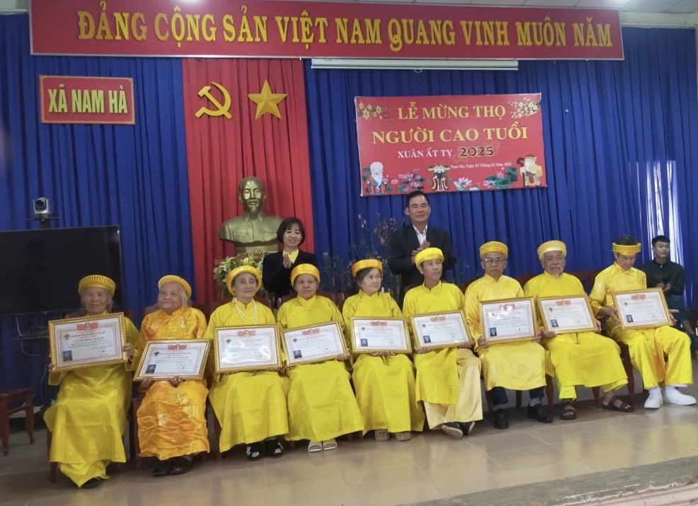 Hội Người cao tuổi xã mừng thọ các cụ cao tuổi