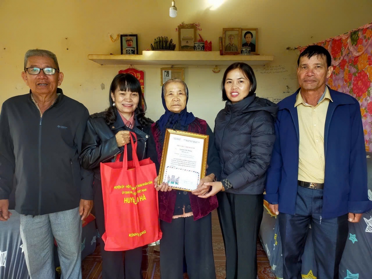 Hội Người cao tuổi đén thăm và chúc thọ các cụ cao tuổi