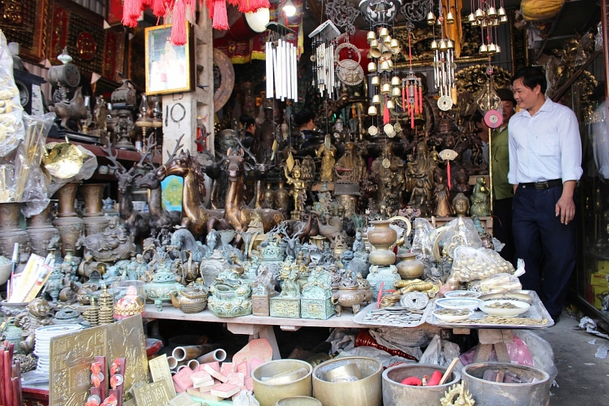 Đầu năm đi chợ cầu may