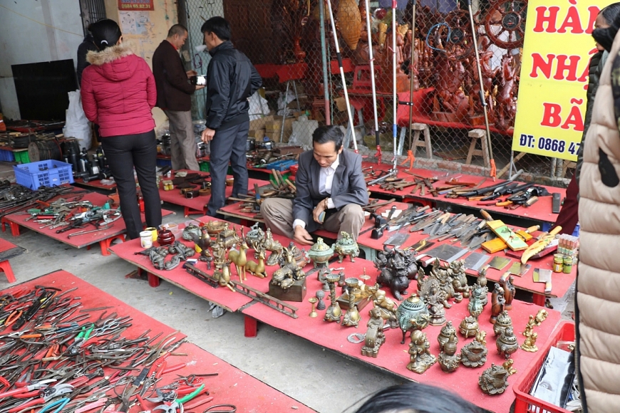 Những sạp hàng ở chợ Viềng không cầu kỳ: cây cảnh, nông cụ, đồ đồng, đồ gốm, đồ cổ, đồ thủ công… 