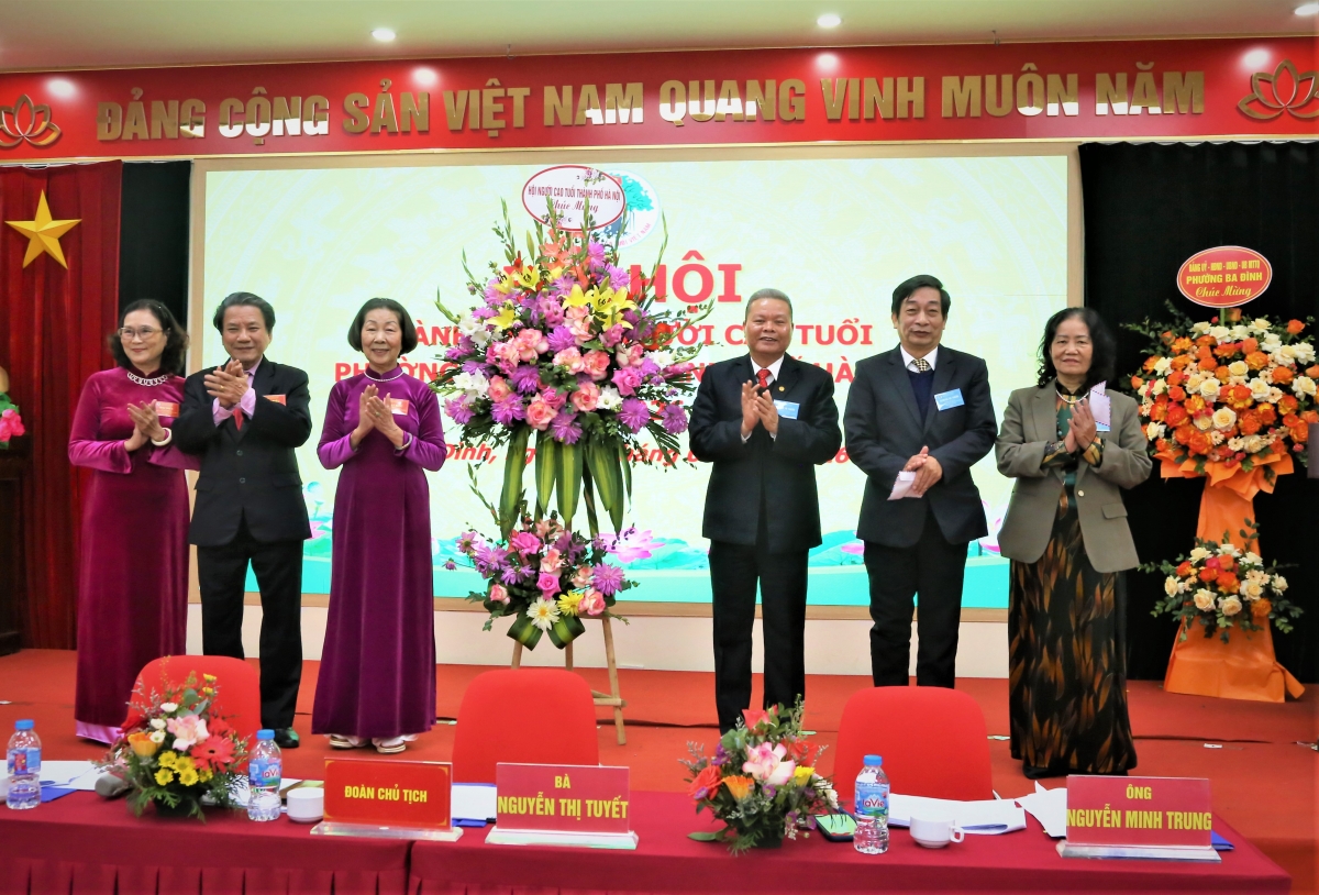 Hội NCT TP Hà Nội tặng hoa chúc mừng Đại hội