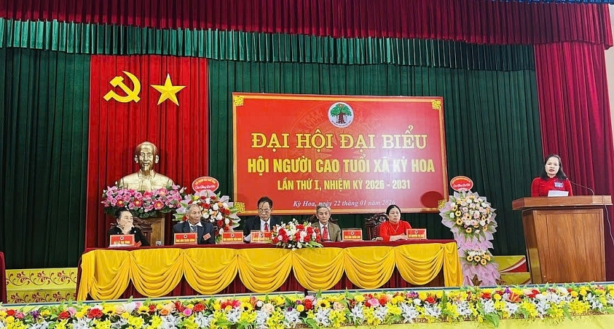 Bà Trần Thị Huyền – Bí thư Đảng ủy xã Kỳ Hoa phát biểu tại Đại hội.