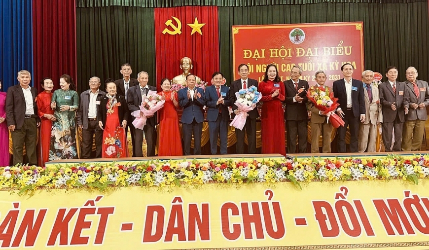 Tặng hoa chúc mừng Ban Chấp hành Hội NCT xã Kỳ Hoa nhiệm kỳ 2026-2031