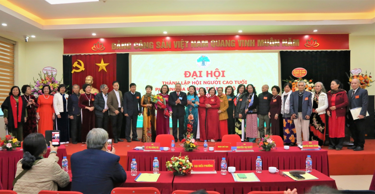 Lãnh đạo Hội NCT TP Hà Nội tặng hoa chúc mừng Ban Chấp hành Hội NCT phường Ba Đình