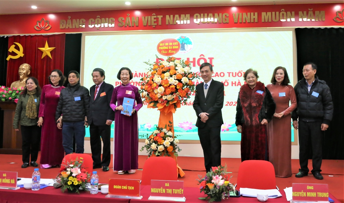 Lãnh đạo phường Ba Đình và các phường bạn tặng hoa chúc mừng Đại hội