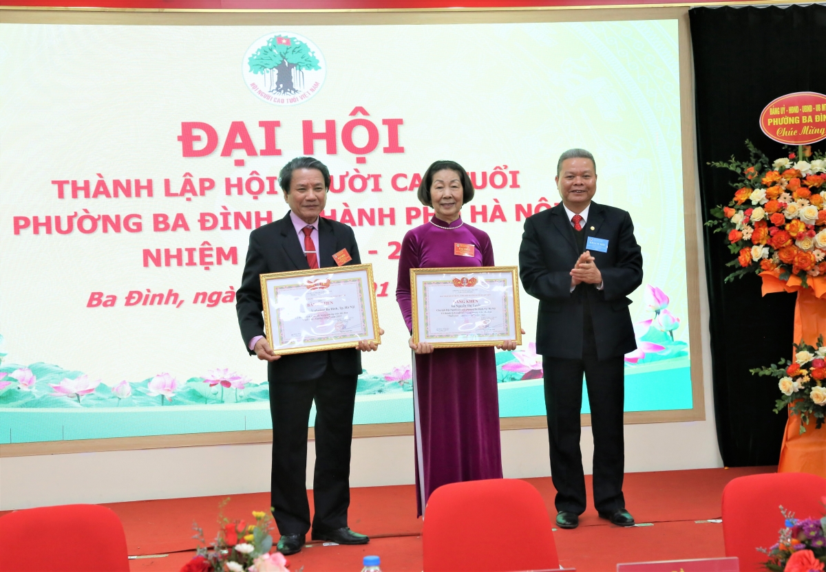 Trao Bằng khen Trung ương Hội cho tập thể, cá nhân xuất sắc