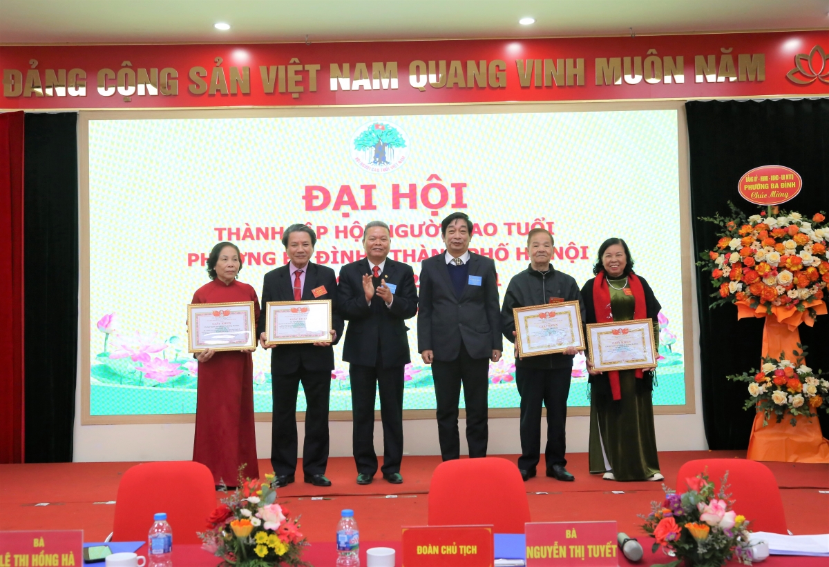 Trao Giấy khen của Hội NCT TP Hà Nội cho tập thể, cá nhân xuất sắc