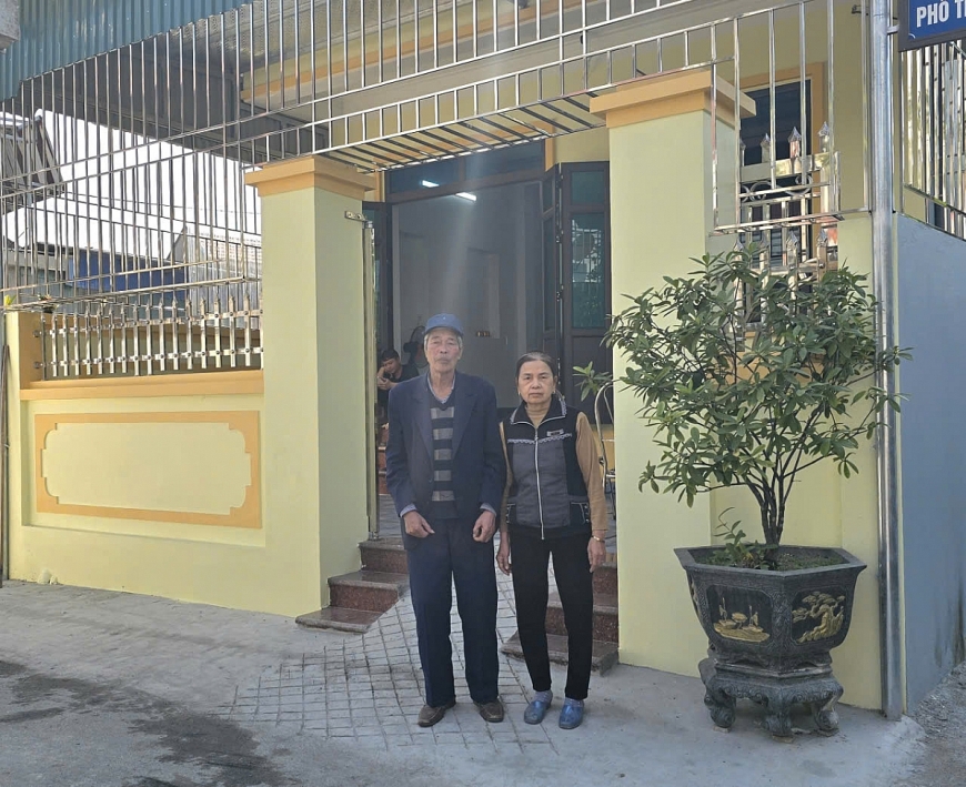 CCB Nguyễn Hữu Nhượng và vợ là bà Tô Thị Quyên trước ngôi nhà mới được xây dựng.