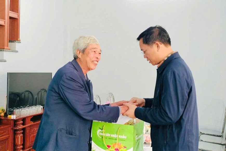 Ông Nguyễn Hữu Lượng, Bí thư Đảng ủy phường Phong Cốc (người bên phải) tặng quà gia đình ông Nguyễn Hữu Nhượng nhân dịp gia đình dọn về nhà mới.