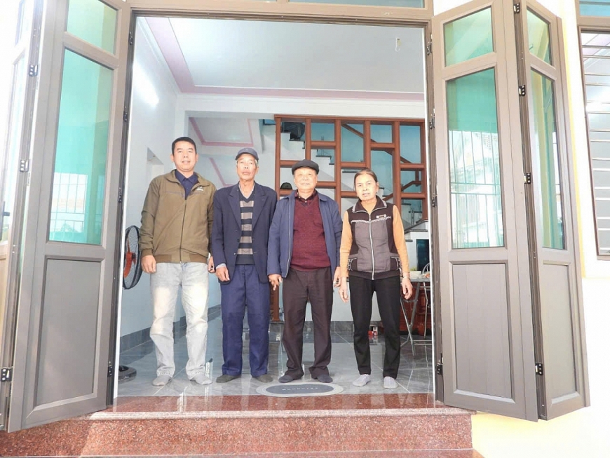 Nhà báo Nguyễn Hoan(thứ nhất từ trái sang) cùng với PV Tạp chí NCT chụp ảnh kỷ niệm với vợ chồng CCB Nguyễn Hữu Nhượng nhân dịp vợ chồng ông dọn về nhà mới.