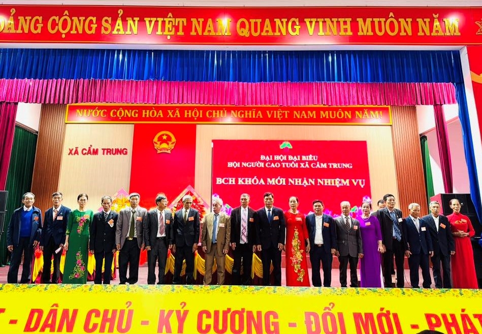 Ban Chấp hành Hội NCT xã Cẩm Trung ra mắt nhận nhiệm vụ