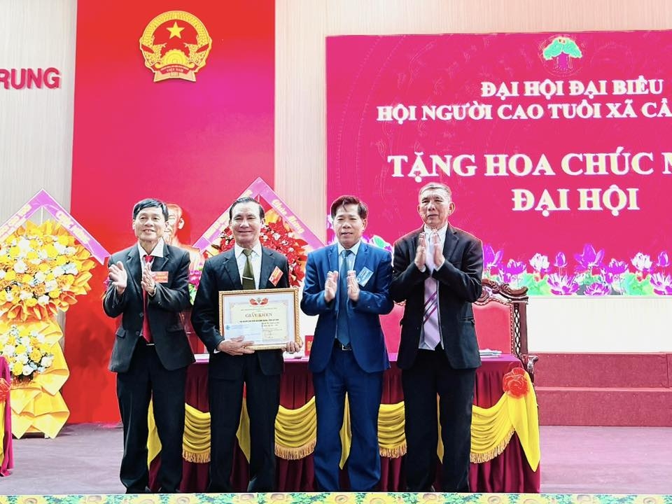 Trao Giấy khen của Hội NCT tỉnh Hà Tĩnh cho tập thể, cá nhân xuất sắc xã Cẩm Trung