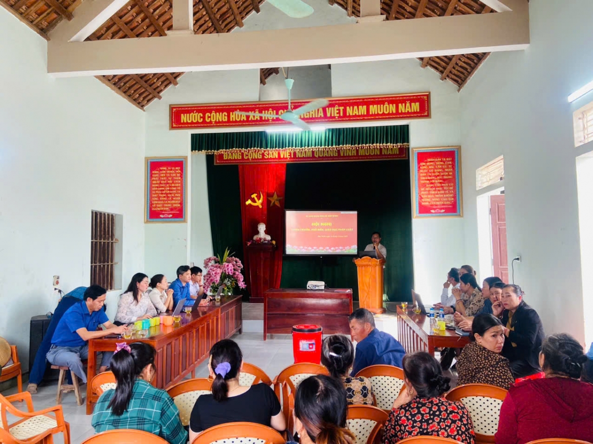 Cán bộ xã Hợp Minh thường xuyên tổ chức các buổi tập huấn để phổ biến pháp luật cho nhân dân