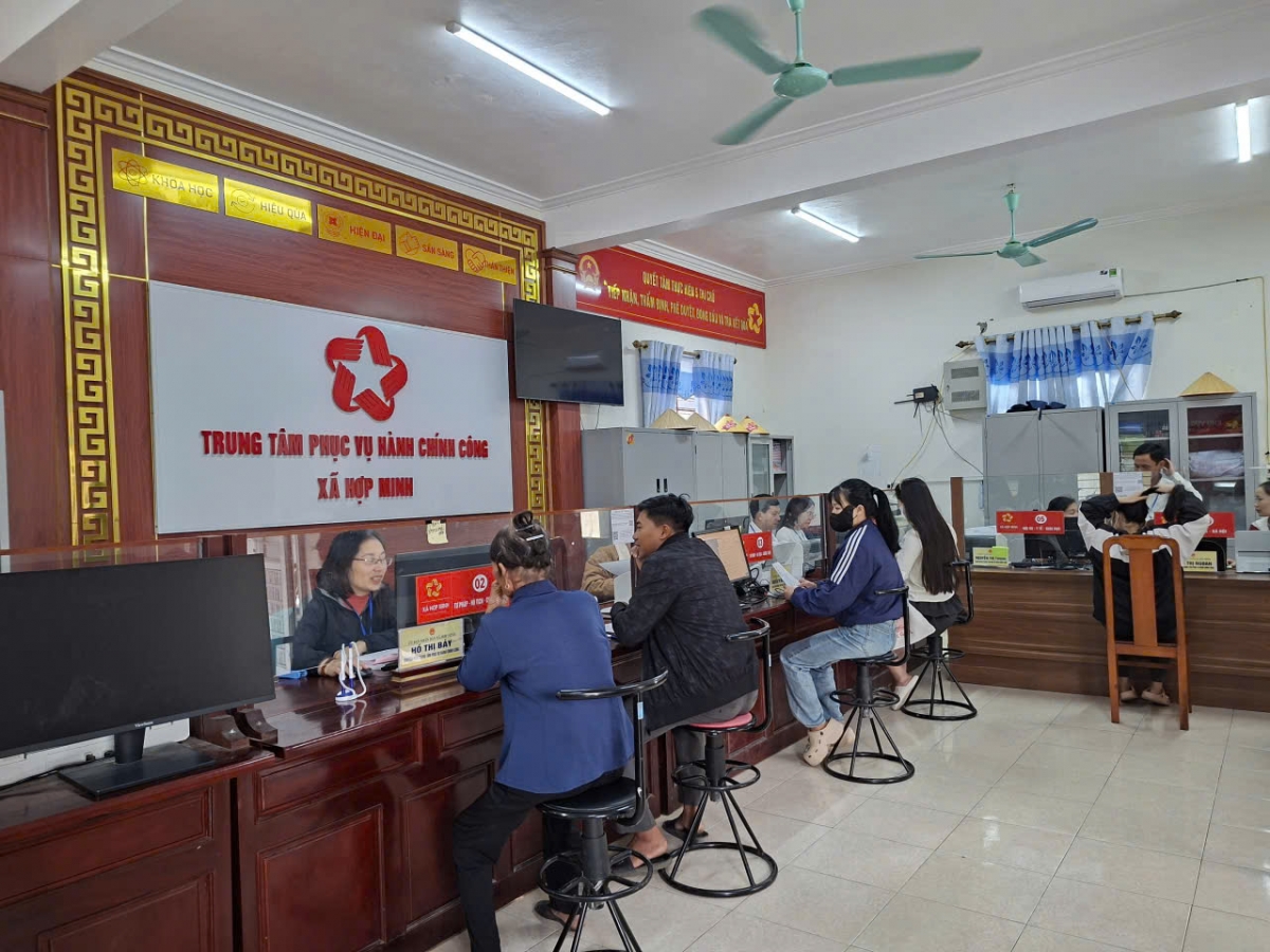 Trung tâm hành chính công xã Hợp Minh được đầu tư đầy đủ thiết bị để phục vụ nhân dân ngày càng tốt hơn, chuyên nghiệp hơn.