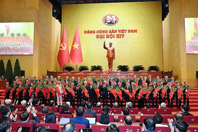 Tổng Bí thư Tô Lâm, Chủ tịch Quốc hội Trần Thanh Mẫn và Thường trực Ban Bí thư Trần Cẩm Tú tặng hoa cho các đồng chí Ủy viên Trung ương Đảng khóa XIII không tham gia Ban Chấp hành Trung ương Đảng khóa XIV.