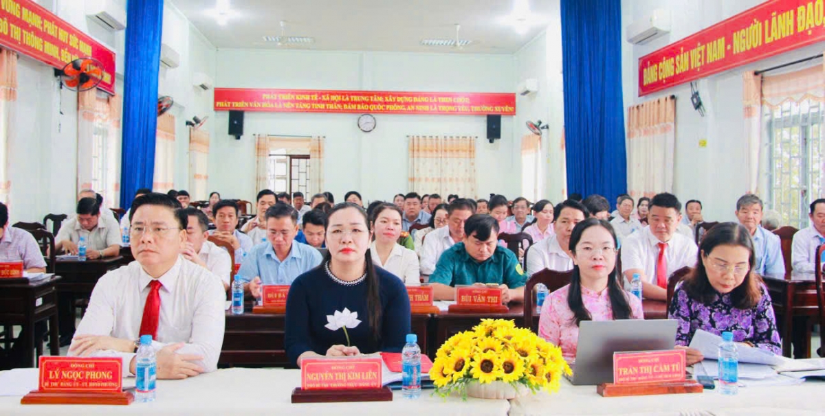 Quang cảnh hội nghị công bố các quyết định về công tác cán bộ phường Tân Hiệp.