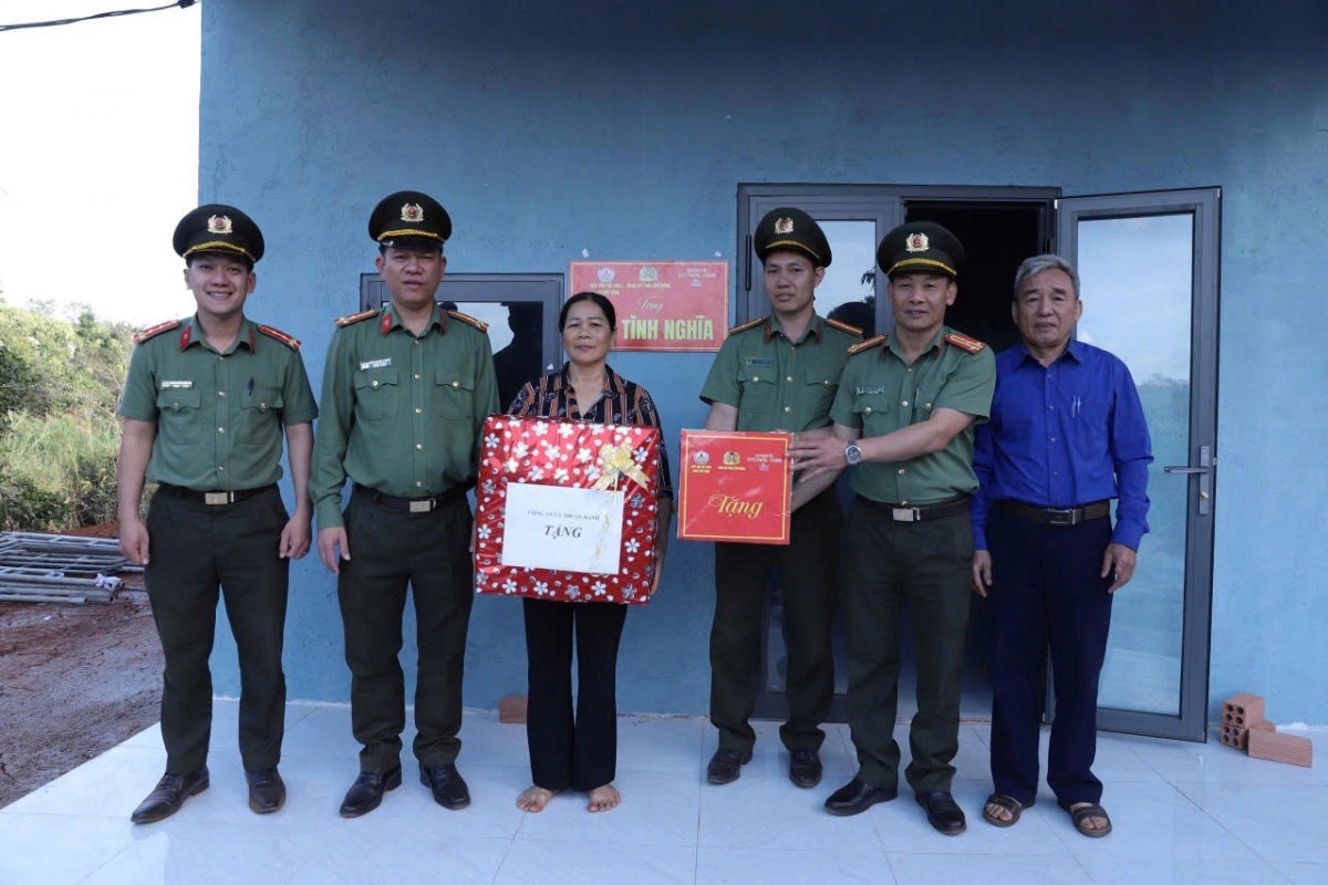 Công an Lâm Đồng bàn giao nhà mới tại Thuận Hạnh