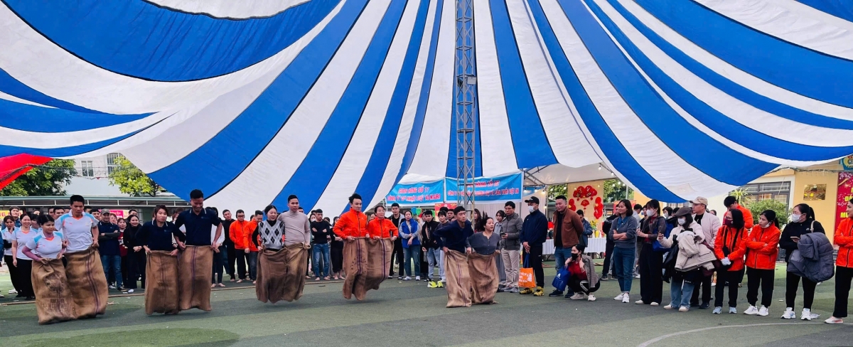 Cuộc thi nhảy bao bố của các công nhân giữa các công ty diễn ra rất sôi nổi