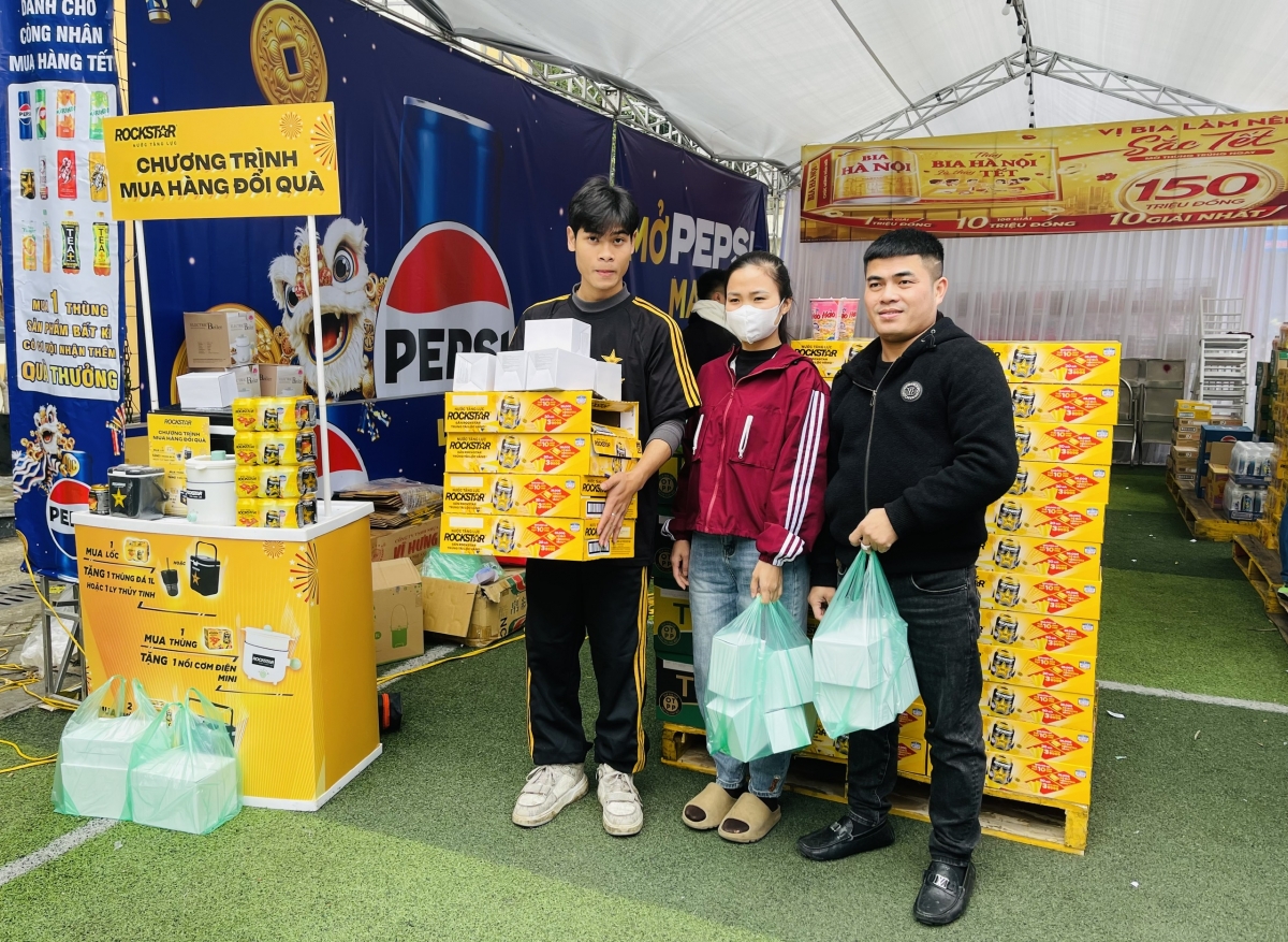 Một số hoạt động mua sắm và vui chơi của công nhân diễn ra tại phiên chợ Tết Công đoàn