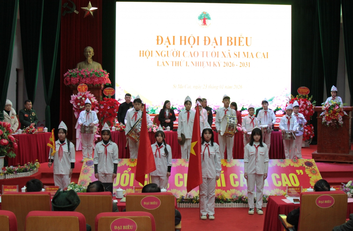 Đoàn đại biểu các cháu thiếu nhi xã Si Ma Cai chào mừng Đại hội