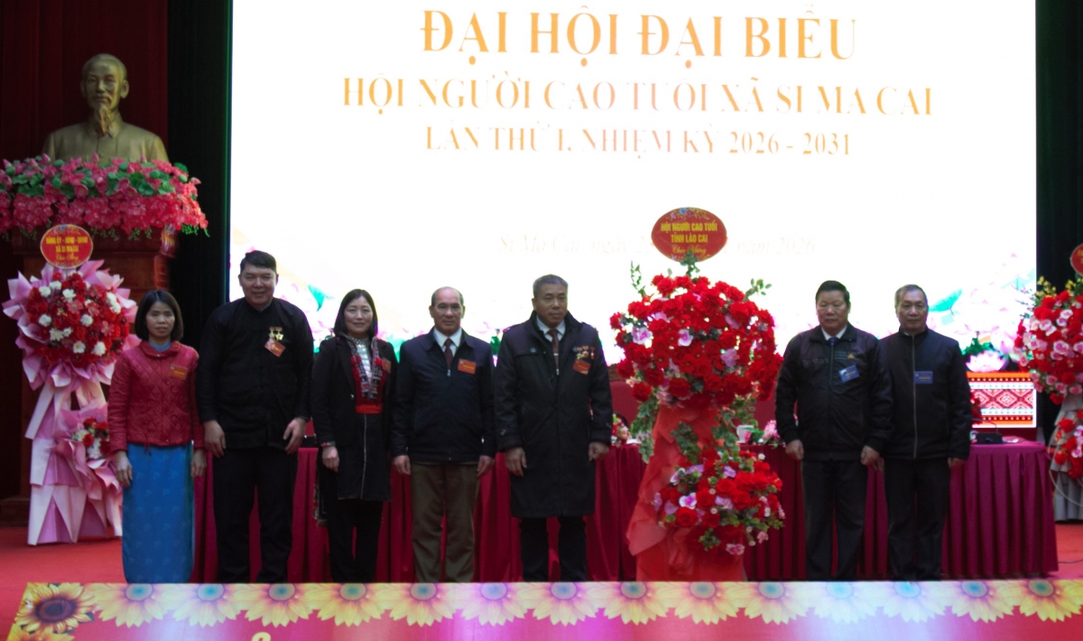 Lãnh đạo Hội NCT tỉnh Lào Cai tặng hoa chúc mừng