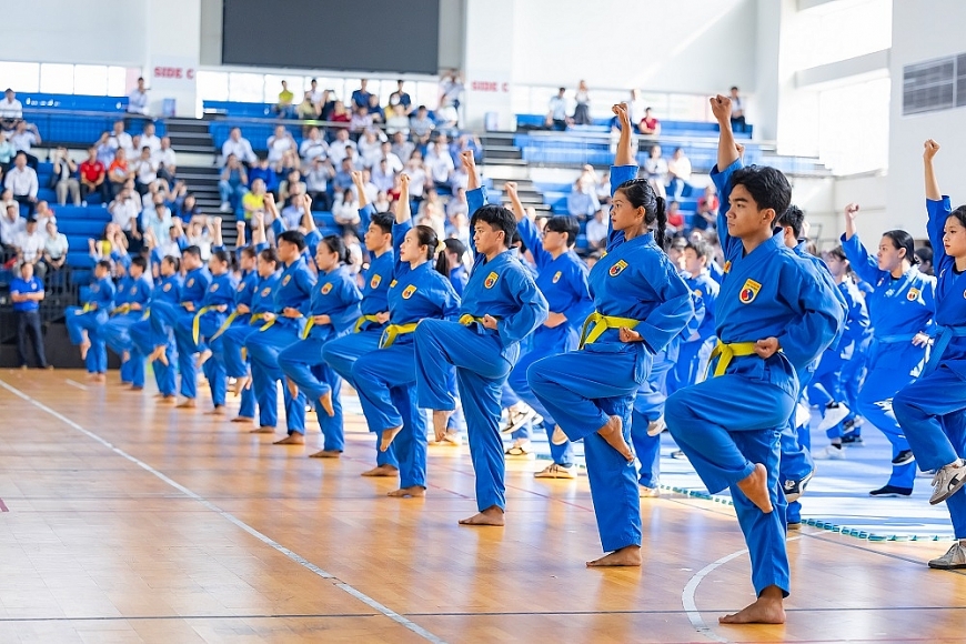 Chương trình đồng diễn Vovinam của 200 em học sinh trường THCS Bàn Cờ và đại diện các vận động viên thuộc Liên đoàn Vovinam Thành phố Hồ Chí Minh