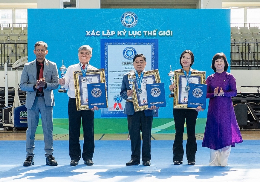 Đại diện đơn vị tổ chức, công bố và xác lập kỷ lục Thế giới - Worldkings trao bằng chứng nhận đến các đơn vị đồng sở hữu Kỷ lục