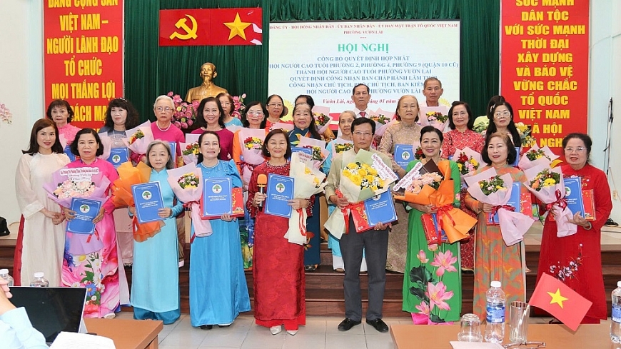 trao Quyết định thành lập chi hội và công nhận chi hội trưởng 37 chi hội trực thuộc